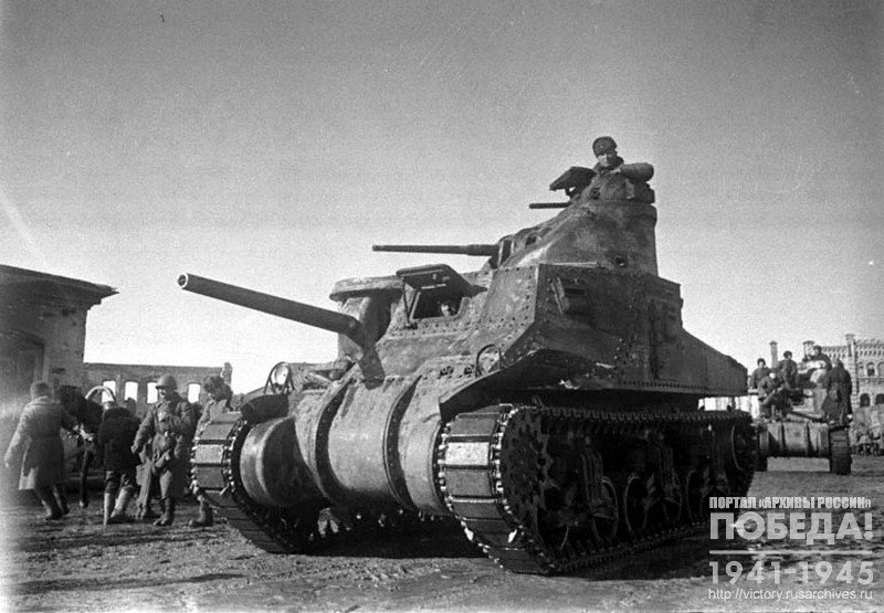 Советские танкисты на американских танках входят в освобожденный город Вязьму