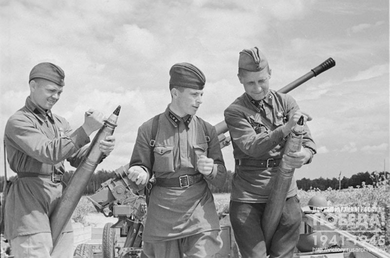 Lieutenant Zaborowski trains the crew of anti-tank gun in handling and installing the fuses of shells