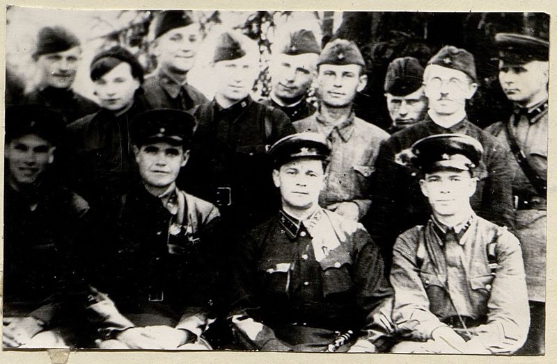 Фотография: В первом ряду слева направо Заместитель командира полка по полит. части Карпекин, батальона комиссар Ларин и командир полка Кадацкий и начальник штаба полка - майор Жилин Алексей Николаев. среди личного состава