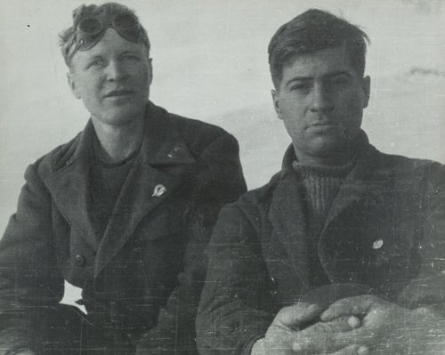 Лейтенанты А.В. Багров и Н.Н. Персиянинов при восхождении на Эльбрус
