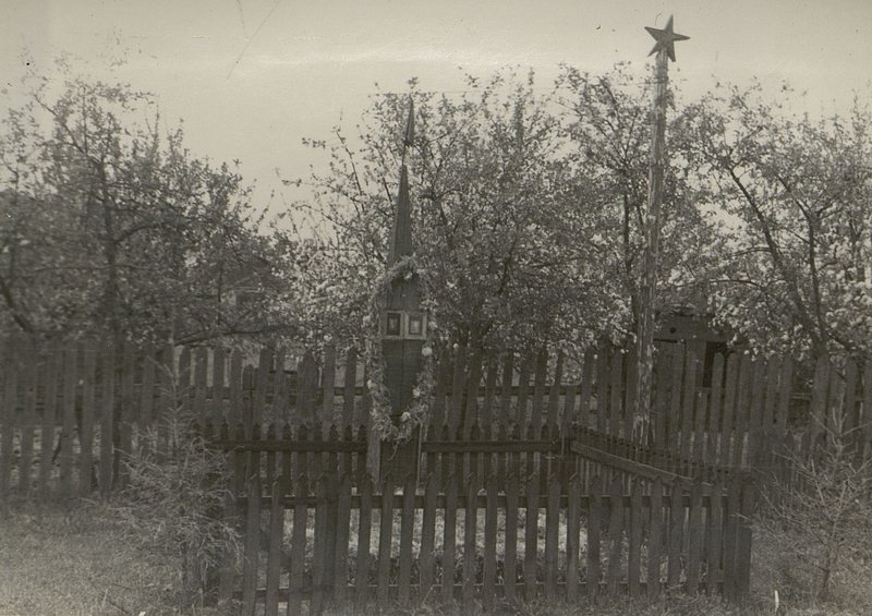 Фотография: Братская могила расположена в гор. Коссово - на площади