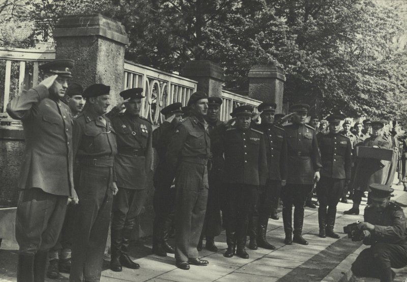 Representatives of the command of 2nd Belorussian Front and the British command at a l ink-up on the Elbe.