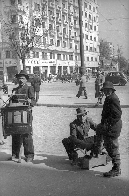 Шарманщик и чистильщик обуви