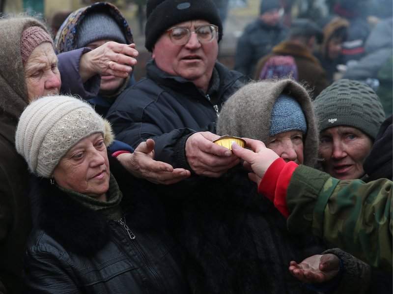 Ситуация в Дебальцево Донецкой области. Местные жители у пункта раздачи гуманитарной помощи на одной из улиц Дебальцево