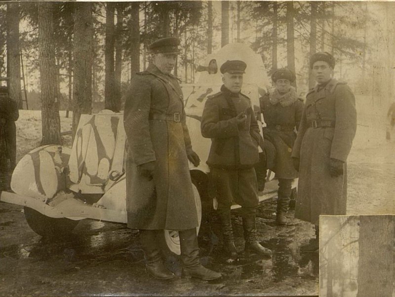 Image: Lieutenant Colonel Voitulevich, Junior Lieutenant Sidorenko, Lieutenant Martynov at the armored vehicle