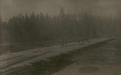 Фотография: Строительство эстакады через р. Ветожетка у Бурехино II инженерная рота. Фото Маковенко 25.4.42 г.