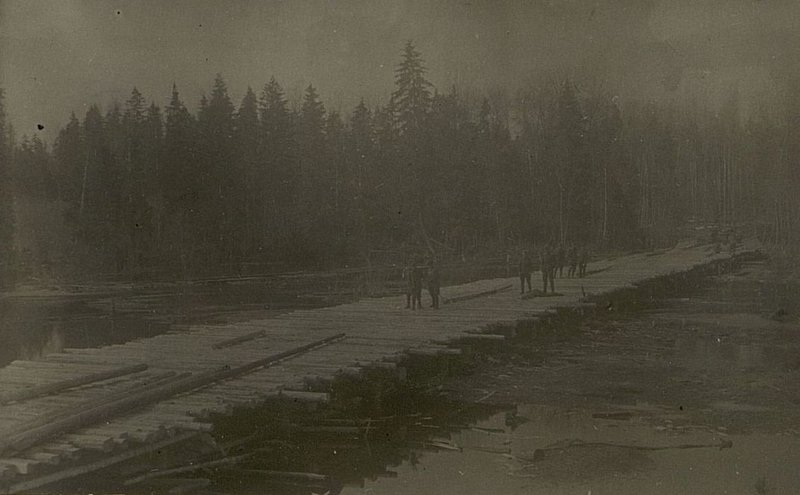 Image: Construction of an overpass across the Vetozhetka River near Burekhino by IInd Engineering Company. Photo by Makovenko April 25, 1942