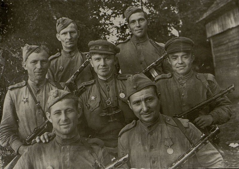 Фотография: Команда минеров, первая установившая минное поле на вражеской территории. Лейтенант Денисов, старший сержант Величко, сержант Селиванов, бойцы: Понамарев, Озорных, Полубников, Рожков