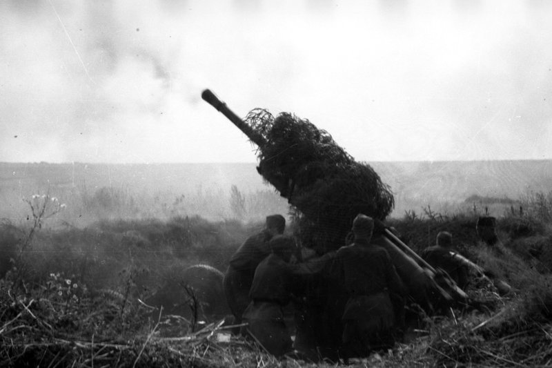 «Калининский фронт. Расчёт 85-мм зенитной пушки образца 1939 года ведёт огонь.».