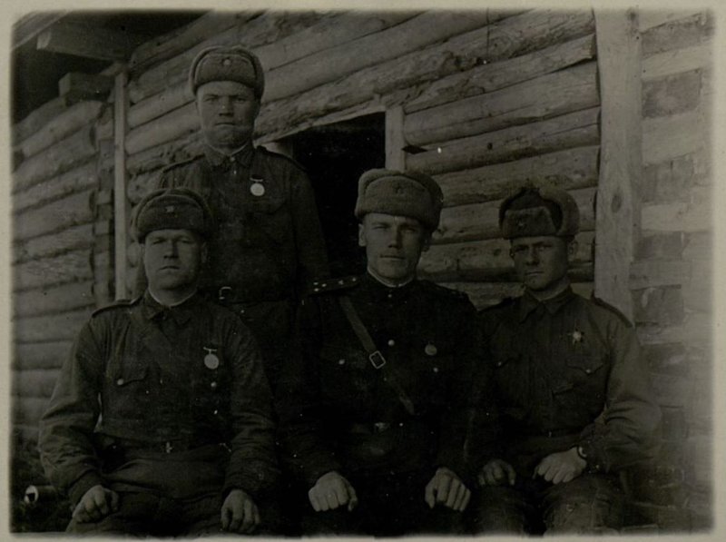Фотография: Слева направо: ефрейтор Текутьев, старший лейтенант Панкин, красноармеец Асеев. Стоит красноармеец Хомяков