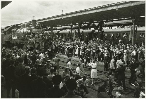 Greeting winners at Belorussky railway station