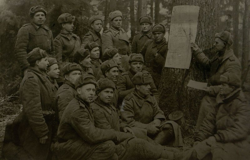 Фотография: 54 стрелковая дивизия. Агитатор минометной роты сержант Коробаев рассказывает бойцам о наступлении Красной Армии