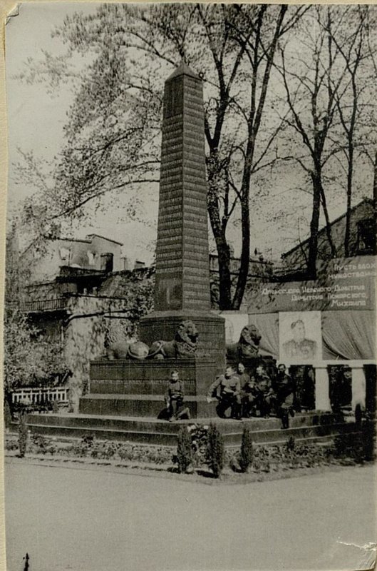Фотография: У памятника Великого полководца земли русской в городе Бунцлау (Силезия) Михаила Илларионовича Кутузова 28 апреля 1945 г.