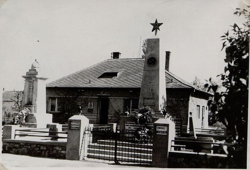 Image: The village of Kapolnash-Niek. Military cemetery
