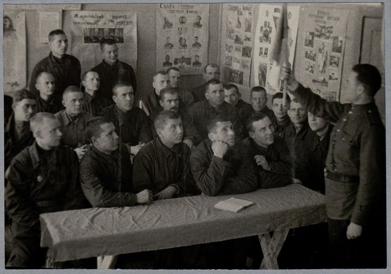 Фотография: Альбом "История 28 автомобильного полка, 1943-1944 гг."