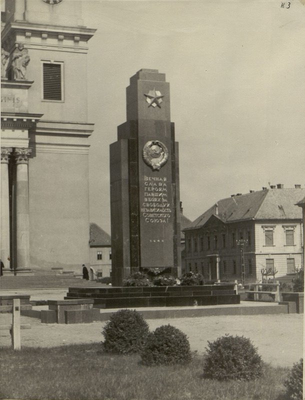 Image: Vats. Monument to the fallen officers