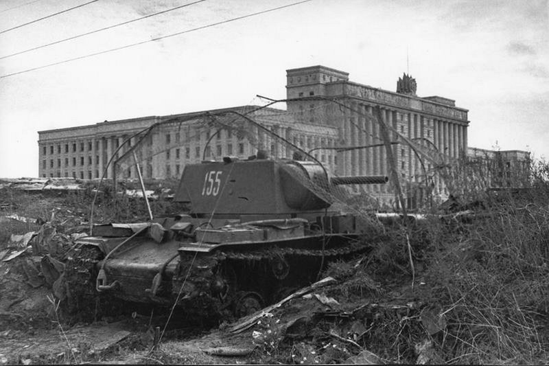 Tank in front of the House of Soviets