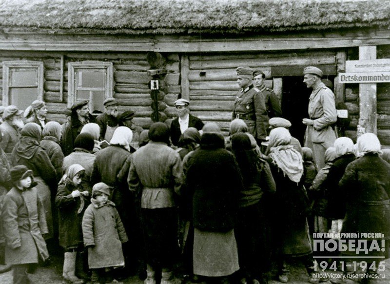 Представители немецкой комендатуры делают сообщение о введении нового порядка