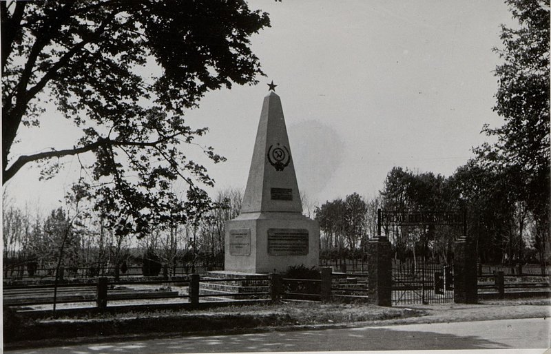 Фотография: д. Полгардь. Воинское кладбище