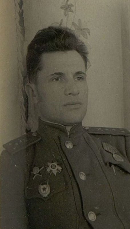 Фотография: Помощник начальника политотдела по работе среди комсомольцев гвардии капитан Лановлюк
