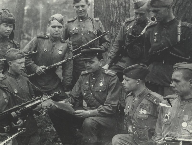 Scouts of the 63rd Tank Chelyabinsk Guards Brigade read letters from the Urals. 