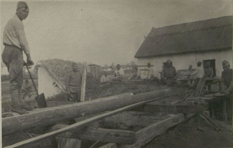 Фотография: Бригада плотников и печников