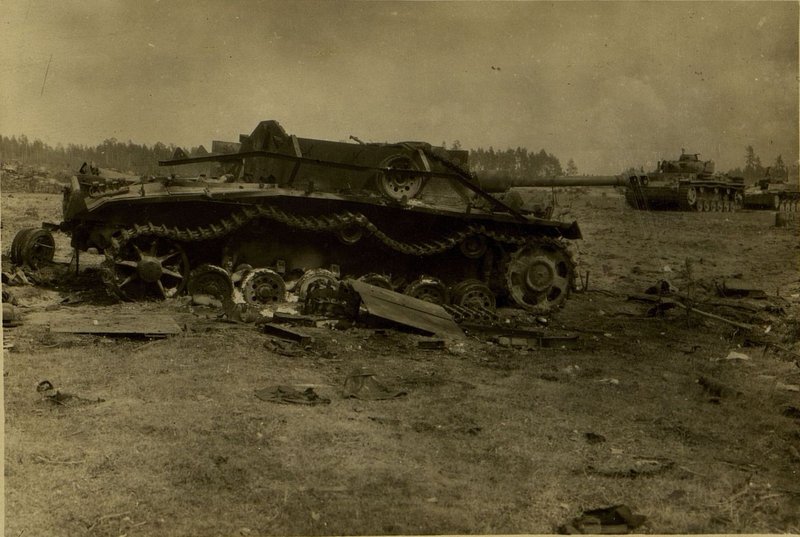 Фотография: Разбитый штурмовиками танк в д. Поповка