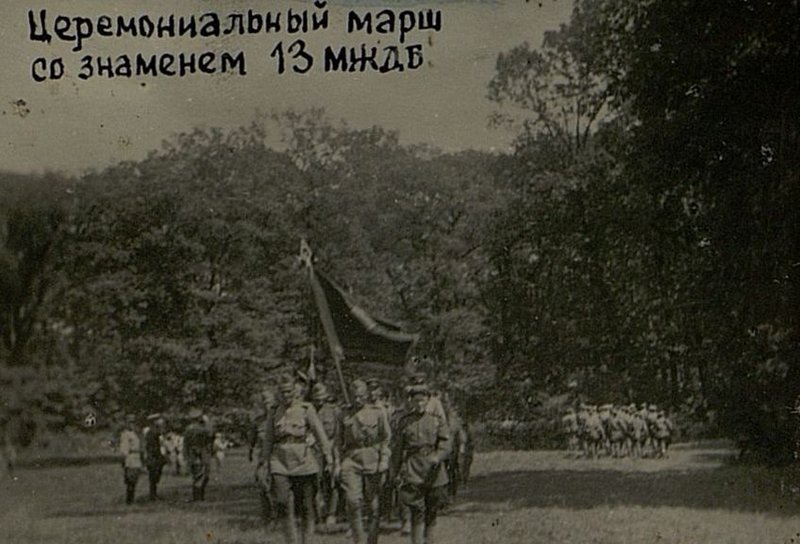 Фотография: Церемониальный марш со знаменем 13 мостовой железнодорожный батальон (МЖДБ)
