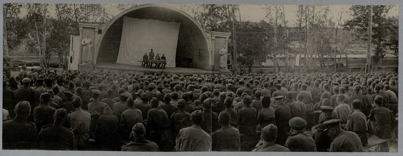 Фотография: Альбом "История 28 автомобильного полка, 1943-1944 гг."