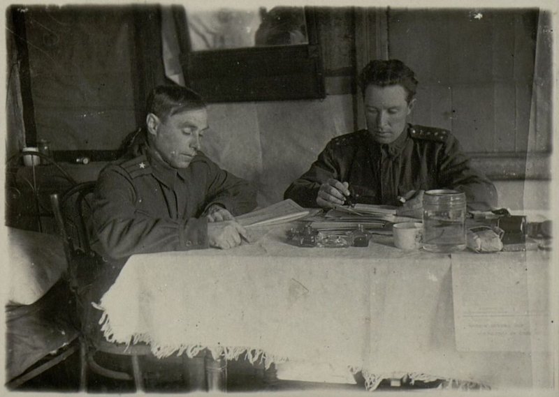 Фотография: Старший инструктор политотдела майор Гусев и капитан Полковников состаляют план партийно-политической работы