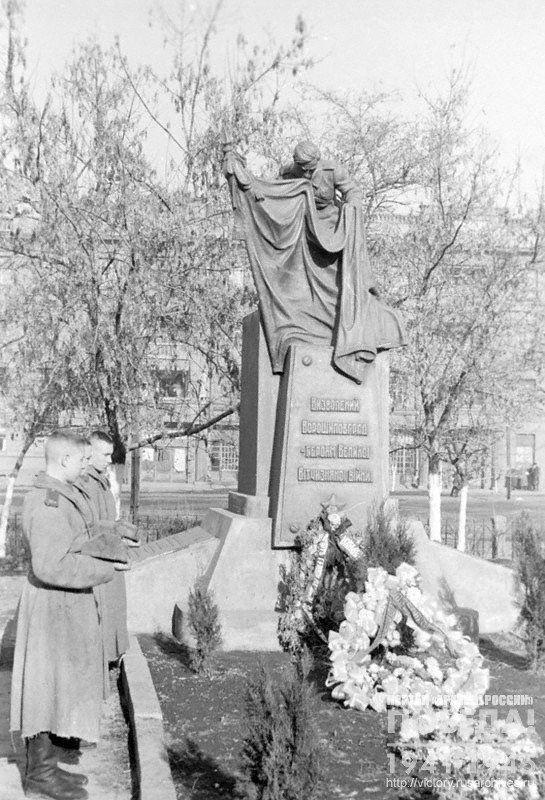 Memorial to the heroes of the Great Patriotic War who perished for liberation of Voroshilovgrad from the German invaders