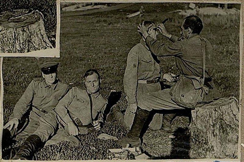 Фотография: Парикмахер бреет сержанта на выходе части
