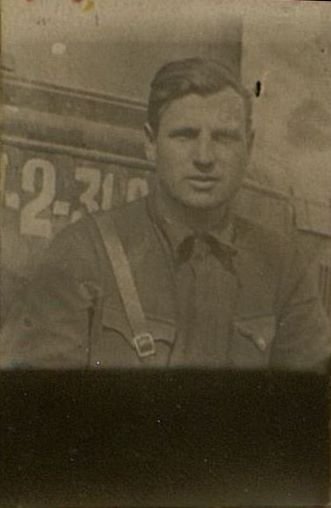 Фотография: Начальник санитарной службы 81  гвардейской артиллерийской дивизии РГК военврач 2-го ранга Широбоков Михаил И., перед возвращением из дома отдыха.