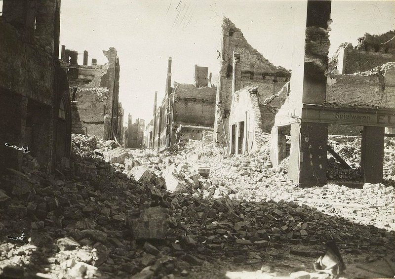 Image: Danzig. Destruction on Vorstedtischer-Graber Street by bombing