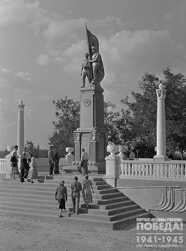 Memorial to the Soviet soldiers who perished during the Great Patriotic War installed by the members of kolkhoz (collective farm settlement) named after Kirov according to the project of painter G.Katkov