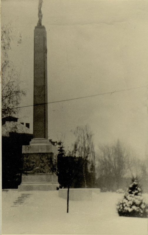 Фотография: г. Капошвар. Памятник-монумент на отдельной братской могиле (Сев. Зап. окр.)