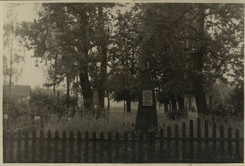 Image: War burial, Oshminy, the center of the city park