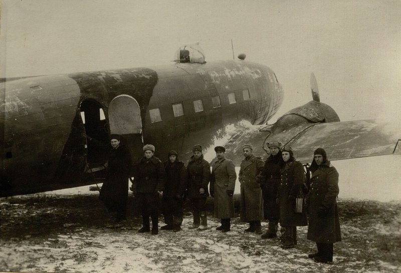 Фотография: Посадка пассажиров в самолет ЛИ-2