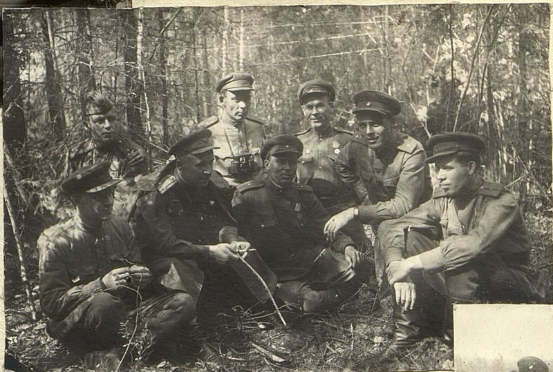 Image: A group of officers share memories of the past Krasnoborsk battles