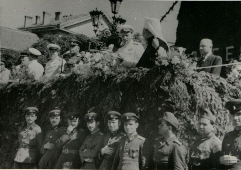 Фотография: Генерал-полковник товарищ Бюрюзов вручает ордена Советского Союза болгарским генералам и офицерам