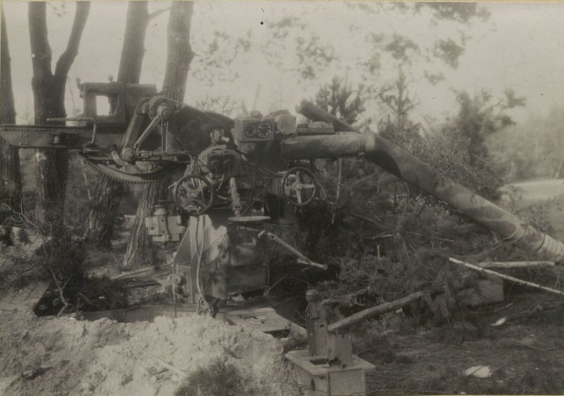 Image: 105 m / m gun destroyed on 17.4.45 in the Forst region