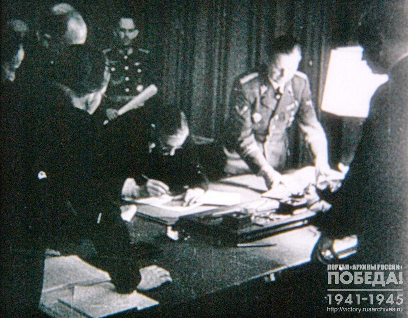 Н. Чемберлен подписывает Мюнхенское соглашение. 29 сентября 1938 года