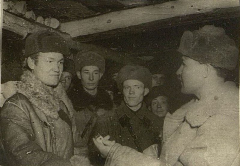 Фотография: Командир 28 КГСП полковник Амвросов Н. вручает нагрудный знак "Гвардия" лучшему снайперу 3 батальона Юсову В.