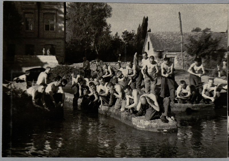 Фотография: Личный состав роты лейтенанта Михеева 4 батальон на умывании в Казах.