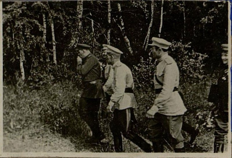 Фотография: Посещение членом военного совета дома отдыха офицеров 32  запасной стрелковой дивизии