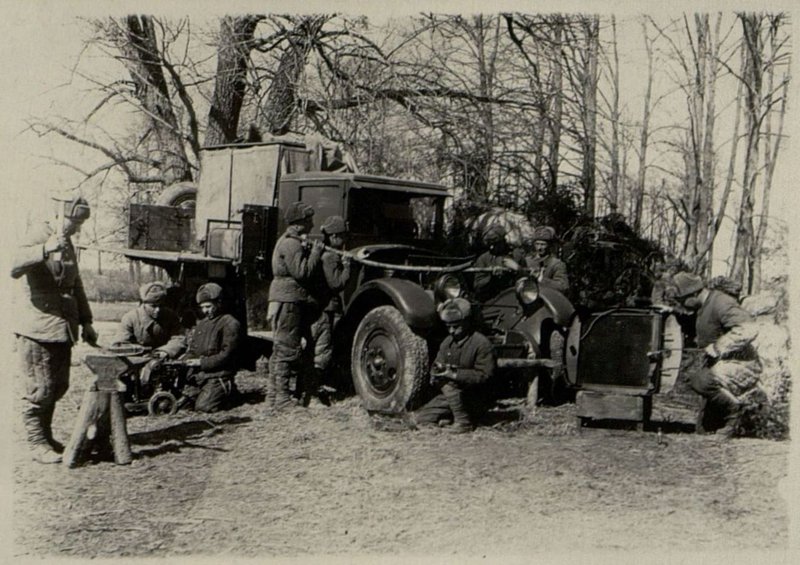 Image: Inspection and repair of a combat vehicle