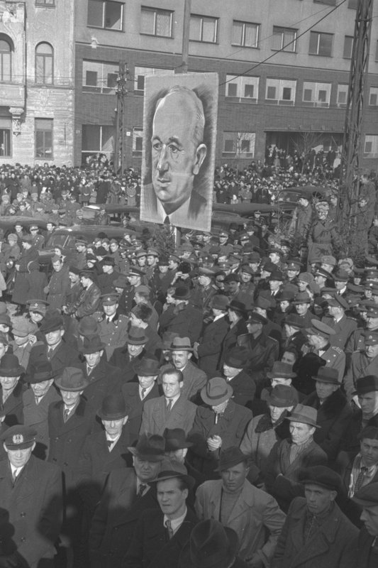 «На митинге в Братиславе в честь открытия восстановленного моста через Дунай, получившего название «мост Красной Армии» (с 1990 года — Старый мост).».