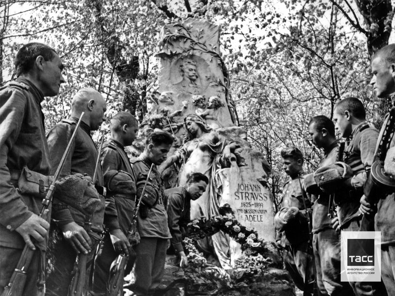 Советские бойцы во время церемонии возложения цветов к могиле австрийского композитора Иоганна Батиста Штрауса (сына)