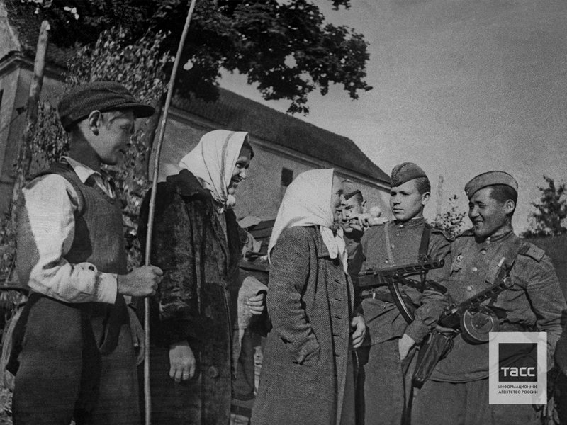 Бойцы Красной Армии с жителями освобожденного Каунаса