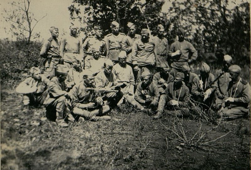 Image: 2nd battalion. A platoon of submachine gunners studying the materiel Shpagin submachine gun